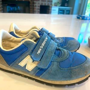 New Balance boys Velcro-tie tennis shoe.